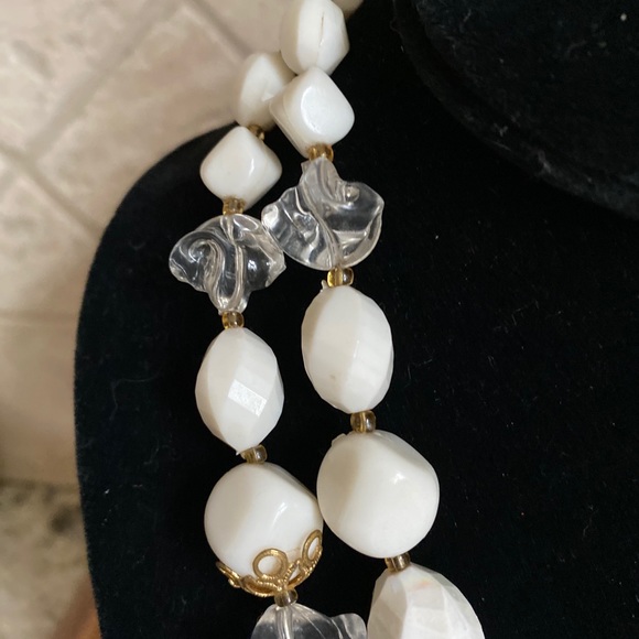 VINTAGE LUCITE ACRYLIC NECKLACE WITH EARRINGS - Picture 5 of 15